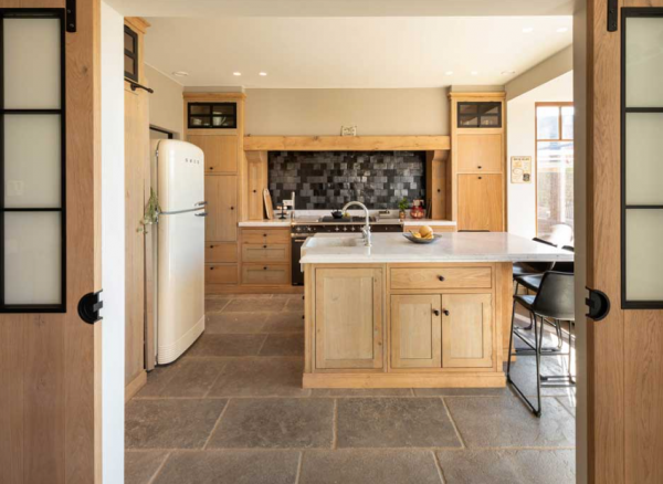 Lantai Dapur dengan Material Batu Alam